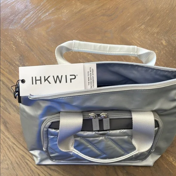 🆕❤️ with tags. Stylish Silver Women's Bag - Picture 4 of 5